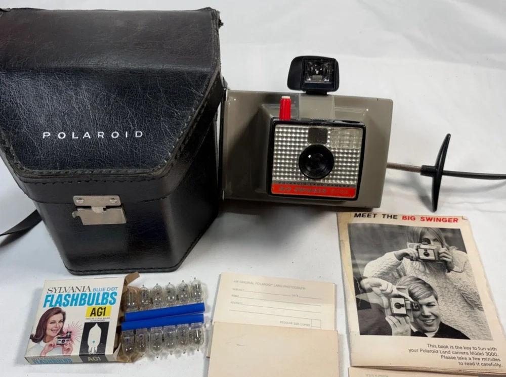Vintage Polaroid THE SWINGER Model 20 Land Camera w/ Carry Case & Bulbs UNTESTED